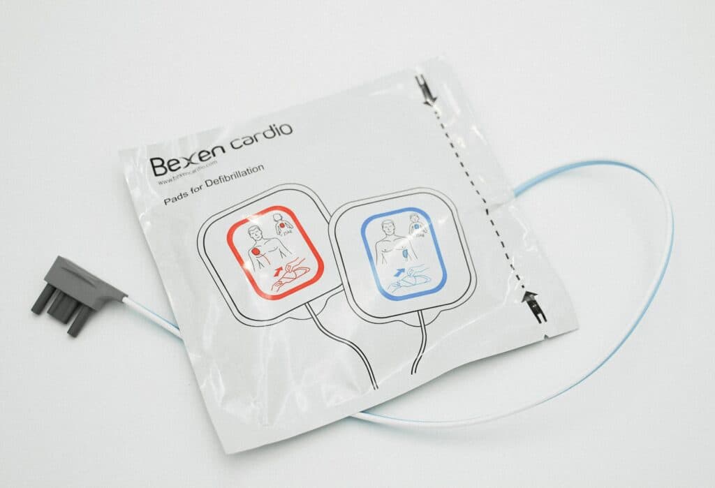 Paire d'électrodes de défibrillation Bexen Cardio pour Reanibex 100, dans son emballage avec câble de connexion.