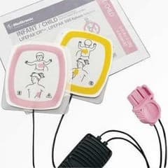 Paire d'électrodes pédiatriques Physio-Control LIFEPAK avec connecteurs et illustrations de positionnement sur un enfant.