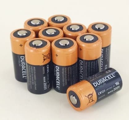 Jeu de dix piles lithium Duracell CR123 destinées à l'alimentation d'un défibrillateur ZOLL AED Plus compatible.