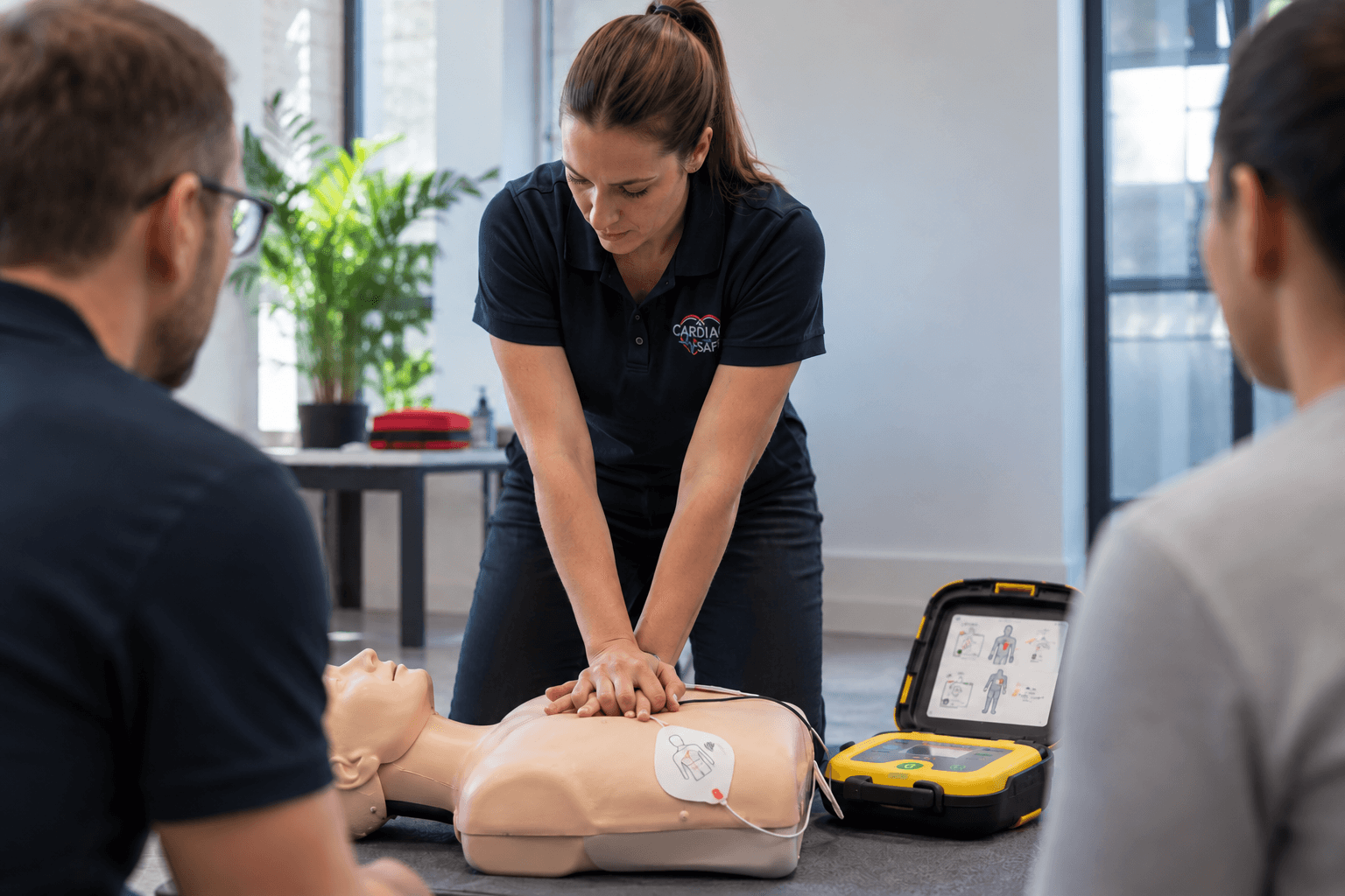 Séance de formation au massage cardiaque avec mannequin et défibrillateur