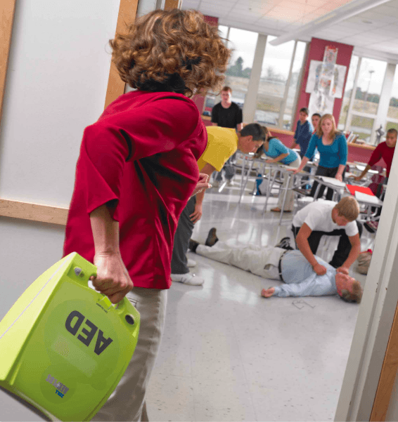 Exercice de formation aux gestes de secours avec un défibrillateur